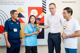 Phó Đại sứ Simon Kreye (thứ 3 từ trái qua) tặng quà cho Đội tuyển Nữ Việt Nam. (Ảnh: GermanEmbassyHanoi)