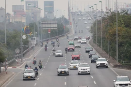 Cầu Nhật Tân nhìn từ trên cao vào lúc 14 giờ 30 phút. (Ảnh: Minh Sơn/Vietnam+) 