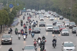 Ghi nhận vào thời điểm cuối giờ chiều ngày 19/1, lượng phương tiện đổ ra các tuyến đường tại Thủ đô bắt đầu tăng cao. (Ảnh: Minh Sơn/Vietnam+)