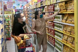 Người tiêu dùng nên lập sẵn kế hoạch mua sắm để tránh phát sinh những khoản chi tiêu không cần thiết. (Ảnh minh họa: Việt Anh/Vietnam+)