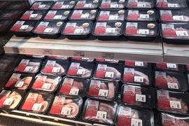 Các sản phẩm thịt lợn sạch MeatDeli tại siêu thị được giảm giá đến 20% nhằm hỗ trợ người tiêu dùng. (Ảnh: Việt Anh/Vietnam+)