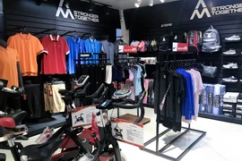 Các sản phẩm thời trang, phụ kiện thể thao đồng loạt khuyến mãi trong dịp cuối tháng Ba. (Ảnh: Việt Anh/Vietnam+)