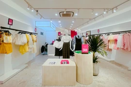 Lựa chọn 'outfit' nào trong tủ đồ để mặc trong dịp 8/3 đang là băn khoăn của nhiều chị em phái đẹp. (Ảnh: Việt Anh/Vietnam+)