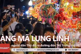 Hà Nội: Không khí Trung thu ngập tràn phố Hàng Mã sau cơn mưa nhẹ
