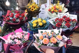 Ngoại trừ hoa hồng 'gấp đôi,' giá hoa tươi trong dịp Valentine năm nay tăng nhẹ từ 10-20% so với ngày thường. (Ảnh: Việt Anh/Vietnam+)