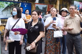 Sĩ tử hoàn thành kỳ thi tuyển sinh vào lớp 10, phụ huynh thở phào