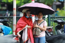 [Photo] Phụ huynh hồi hộp hóng con em đi thi tốt nghiệp THPT 2023