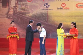 Chủ tịch nước Trần Đại Quang và Bí thư Tỉnh ủy Ninh Bình Nguyễn Thị Thanh khen thưởng cho học sinh có thành tích xuất sắc trong học tập tại chương trình. (Ảnh: Ninh Đức Phương/TTXVN)