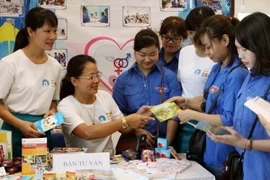 Tuyên truyền dân số cho thanh niên trong khuôn khổ lễ míttinh kỷ niệm Ngày Dân số Thế giới. (Ảnh: Dương Ngọc/TTXVN)