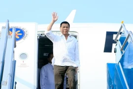 Tổng thống Philippines Rodrigo Duterte đến sân bay Quốc tế Nội Bài. (Ảnh: Phạm Kiên/TTXVN)