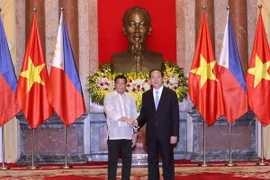 Chủ tịch nước Trần Đại Quang và Tổng thống Cộng hòa Philippines Rodrigo Roa Duterte tại lễ đón. (Ảnh: Nhan Sáng/TTXVN)
