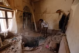 Bên trong ngôi nhà bị phá hủy do cuộc không kích ở thành phố Sanaa (Yemen) ngày 20/9. (Nguồn: EPA/TTXVN)