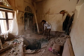 Bên trong ngôi nhà bị phá hủy do cuộc không kích ở thành phố Sanaa (Yemen) ngày 20/9. (Nguồn: EPA/TTXVN)