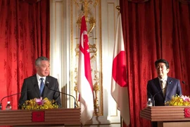 Thủ tướng Singapore Lý Hiển Long và Thủ tướng Nhật Bản Shinzo Abe tại cuộc họp báo ngày 28/9. (Nguồn: straitstimes.com)
