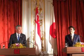 Thủ tướng Singapore Lý Hiển Long và Thủ tướng Nhật Bản Shinzo Abe tại cuộc họp báo ngày 28/9. (Nguồn: straitstimes.com)