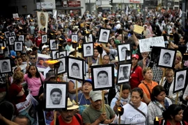 Cha mẹ của 43 sinh viên mất tích biểu tình tại Mexico City ngày 26/4, yêu cầu công lý cho những người thân. (Nguồn: AFP/TTXVN)