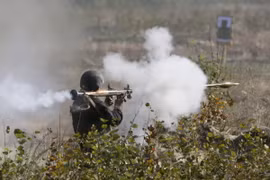 Binh sỹ Ukraine trong buổi diễn tập quân sự tại vùng Kiev ngày 2/10. (Nguồn: Reuters/TTXVN)