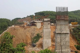 Thi công cầu vượt trên tuyến La Sơn-Túy Loan đoạn qua huyện Nam Đông (Thừa Thiên-Huế). (Ảnh: Hồ Cầu/TTXVN)