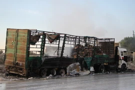 Xe chở hàng cứu trợ bị phá hủy sau cuộc không kích tại thị trấn Orum al-Kubra, Aleppo, Syria ngày 20/9. (Nguồn: AFP/TTXVN)