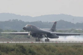 Máy bay ném bom chiến lược siêu thanh B-1B Lancer hạ cánh tại Căn cứ không quân Osan ở Pyeongtaek, phía nam Seoul ngày 21/9. (Nguồn: Yonhap/TTXVN)