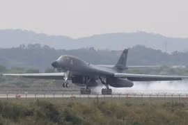 Máy bay ném bom chiến lược siêu thanh B-1B Lancer hạ cánh tại Căn cứ không quân Osan ở Pyeongtaek, phía nam Seoul ngày 21/9. (Nguồn: Yonhap/TTXVN)