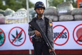 Cảnh sát Myanmar canh gác số ma túy chuẩn bị đưa đi tiêu hủy tại Yangon, Myanmar ngày 26/6. (Nguồn: AFP/TTXVN)