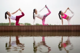 Các bà mẹ trẻ tập yoga nhân Ngày của Mẹ tại một công viên ở tỉnh Giang Tô, Trung Quốc. (Nguồn: THX/TTXVN)