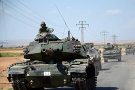 Xe tăng của quân đội Thổ Nhĩ Kỳ trong chiến dịch truy quét phiến quân IS gần làng al-Waqf của Syria, cách thị trấn biên giới al-Rai của Thổ Nhĩ Kỳ 3 km ngày 4/9. (Nguồn: AFP/TTXVN)