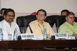 Các thành viên đoàn đàm phán FARC trong vòng đối thoại hòa bình với chính phủ Colombia ngày 7/6. (Nguồn: THX/TTXVN)