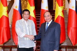 Thủ tướng Nguyễn Xuân Phúc hội kiến với Tổng thống Cộng hòa Philippines Rodrigo Roa Duterte đang có chuyến thăm chính thức Việt Nam. (Ảnh: Thống Nhất/TTXVN)