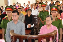 Hai bị cáo Liêu, Rảnh tại tòa. (Ảnh: Lê Đức Hoảnh/TTXVN)