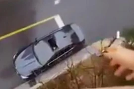 Khoảnh khắc hoàn hảo được ghi lại từ ô cửa sổ nhà cao tầng. (Nguồn: Mirror.co.uk)