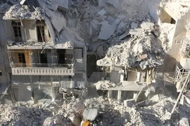 Cảnh đổ nát sau cuộc không kích tại khu vực Tariq a-Bab, Aleppo ngày 24/9. (Nguồn: AFP/TTXVN)