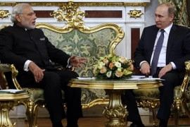 Thủ tướng Ấn Độ Narendra Modi hội đàm với Tổng thống nước chủ nhà Vladimir Putin (phải) tại thủ đô Moskva tháng 12/2015. (Nguồn: AFP/TTXVN)