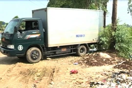 Chiếc xe chở rác thải bị bắt quả tang tại hiện trường. (Ảnh: Mai Ngoan/TTXVN)