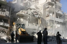 Cảnh đổ nát sau cuộc không kích tại khu vực Tariq a-Bab, Aleppo ngày 24/9. (Nguồn: AFP/TTXVN)