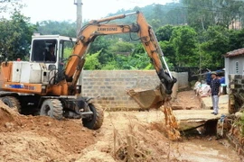 Công ty Cổ phần đầu tư và xây dựng Quảng Ninh nạo vét bùn đất. (Ảnh minh họa: Hoàng Giang/TTXVN)