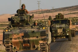 Xe tăng của quân đội Thổ Nhĩ Kỳ tham gia chiến dịch truy quét phiến quân IS tại khu vực biên giới Syria-Thổ Nhĩ Kỳ. (Nguồn: AFP/TTXVN)