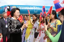 Lễ đón Chủ tịch Quốc hội Nguyễn Thị Kim Ngân tại sân bay quốc tế Vientiane. (Ảnh: Trọng Đức/TTXVN)