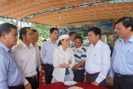 Ông Trần Văn Cần, Chủ tịch UBND tỉnh Long An cùng đoàn công tác đến động viên, thăm hỏi và hỗ trợ thân nhân gia đình anh Nguyễn Kim Danh. (Ảnh: Trường Giang/TTXVN)