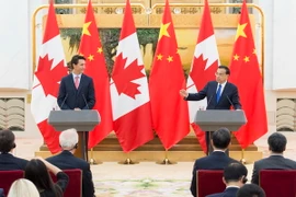 Thủ tướng Trung Quốc Lý Khắc Cường (phải) và người đồng cấp Canada Justin Trudeau (trái) đang ở thăm Bắc Kinh. (Nguồn: THX/TTXVN)