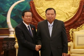 Tổng Bí thư, Chủ tịch nước CHDCND Lào Bounnhang Volachith tiếp thân mật đoàn đại biểu Quốc hội Việt Nam do Đại tướng Đỗ Bá Tỵ, Ủy viên Trung ương Đảng, Phó Chủ tịch Quốc hội dẫn đầu. (Ảnh: Phạm Kiên/TTXVN)