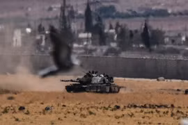 Xe tăng của quân đội Thổ Nhĩ Kỳ tham gia chiến dịch chống IS tại khu vực biên giới Syria-Thổ Nhĩ Kỳ ngày 4/9. (Nguồn: AFP/TTXVN)