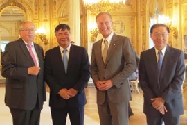 (Từ trái sang): Chủ tịch Nghị viện bang Hessen Norbert Kartmann, Đại sứ Đoàn Xuân Hưng, Bộ trưởng Văn phòng Thủ hiến Axel Wintermeyer và Tổng Lãnh sự Việt Nam tại Frankfurt Nguyễn Hồng Lĩnh. (Ảnh: Mạnh Hùng/Vietnam+)