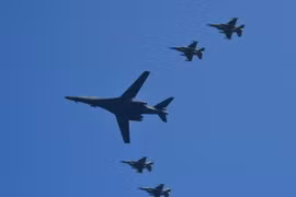 Máy bay B-1B (giữa) của Mỹ bay trên bầu trời Pyeongtaek, Hàn Quốc ngày 13/9. (Nguồn: AFP/TTXVN)