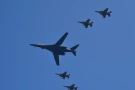 Máy bay B-1B (giữa) của Mỹ bay trên bầu trời Pyeongtaek, Hàn Quốc ngày 13/9. (Nguồn: AFP/TTXVN)