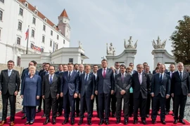 Lãnh đạo các nước thành viên EU chụp ảnh lưu niệm tại hội nghị. (Nguồn: EPA/TTXVN)
