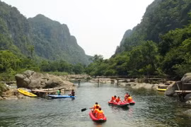 Du khách vui chơi tại khu du lịch Suối Moọc và Sông Chày-Hang Tối trong quần thể du lịch hang động Quảng Bình. (Ảnh: Đức Thọ/TTXVN)