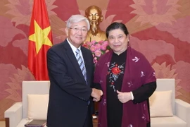 Phó Chủ tịch Quốc hội Tòng Thị Phóng tiếp đoàn đại biểu do tiến sỹ, bác sỹ Shin Young-soo, Giám đốc Tổ chức y tế Thế giới khu vực Tây Thái Bình Dương làm trưởng đoàn. (Ảnh: Phương Hoa/TTXVN)