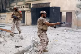Lực lượng trung thành với Chính phủ đoàn kết dân tốc của Libya giao chiến với phiến quân IS tại Sirte ngày 28/8. (Nguồn: AFP/TTXVN)